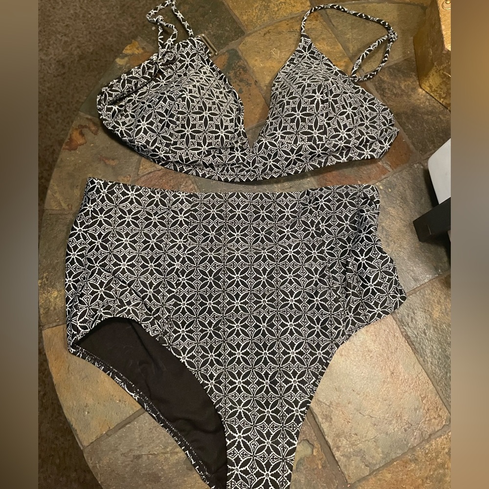 NEW Old Navy size Medium two piece swimsuit Never worn